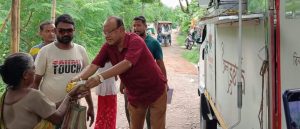 সমাজের পিছিয়ে পড়া মানুষের হাতে খাবার তুলে দিলেন পৌরপিতা জয়ন্ত সেনগুপ্ত। এক বেসরকারী স্বেচ্ছাসেবী সংস্থার সাথে যৌথ উদ্যোগে এই কর্মসূচি