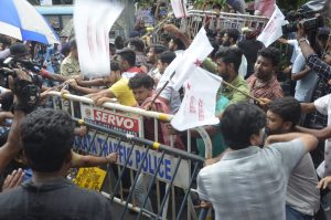 যাদবপুরকাণ্ডের প্রতিবাদে SFI এর মিছিল, পুলিশের বাধা, ধুন্ধুমার