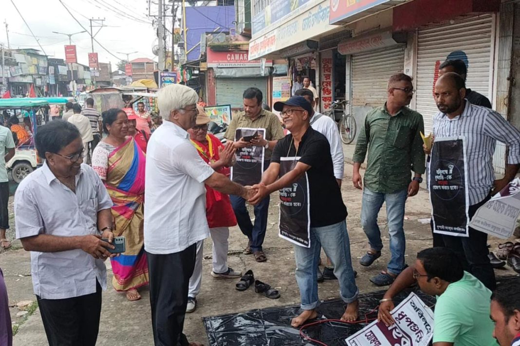 ধূপগুড়ি মহকুমা নাগরিক মঞ্চের অবস্থান কর্মসূচিতে সিপিআইএম নেতা সুজন চক্রবর্তী